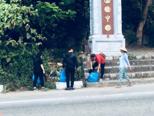 Dọn rác bán đảo Sơn Trà