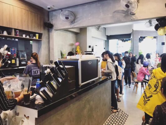 khách xếp hàng mua cà phê Kiwi