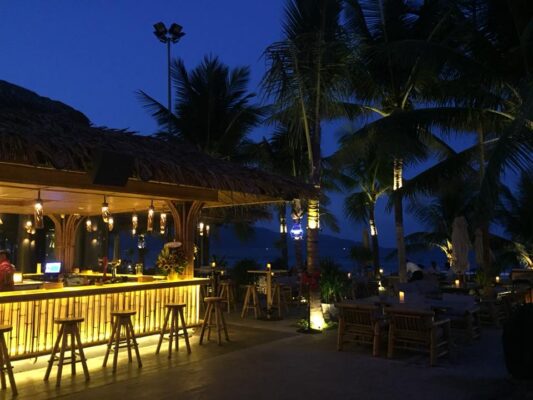 quầy bar apocalypse now beach club