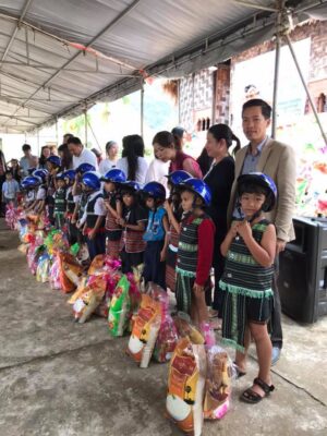 tặng quà tết cho trẻ em dân tộc