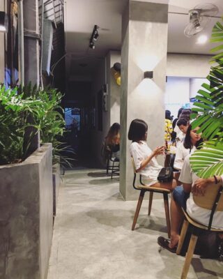 tông màu bê tông bao phủ quán cà phê kiwi