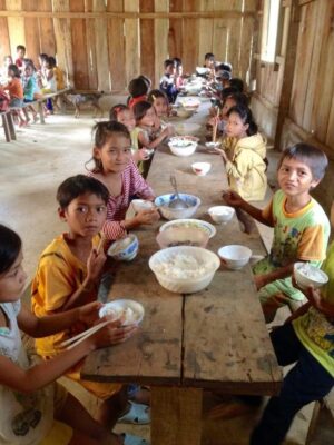 Bữa cơm ấm cúng của trẻ em đồng bào dân tộc