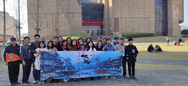 Cán bộ nhân viên Conpa tham quan phượng hoàng cổ trấn