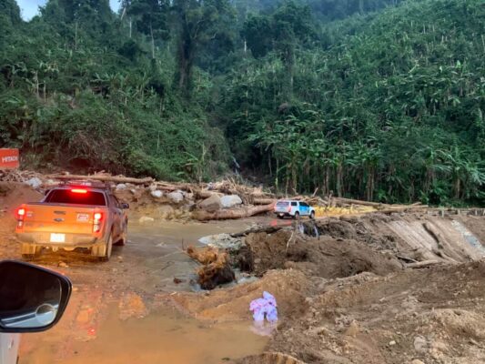 xe chuyển hàng từ thiện miền trung lũ lụt