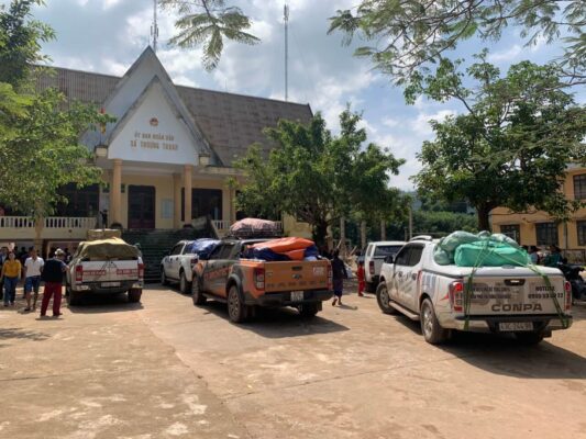 xe tập kết lương thực từ thiện