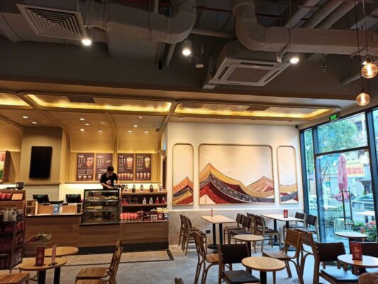 Highland Coffee Vincom Phủ Lý Hà Nam 3 Không gian Highland Coffee hiện đại cùng sơn Conpa