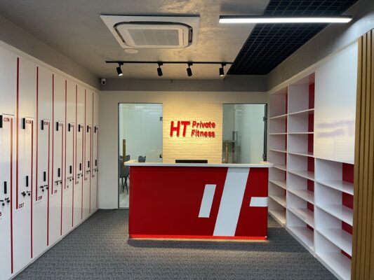 Sảnh chính phòng tập sử dụng sơn giả bê tông