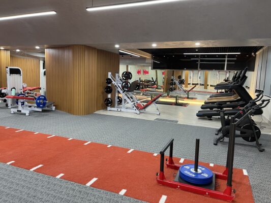 Sơn tường giả bê tông tại phòng tập HT